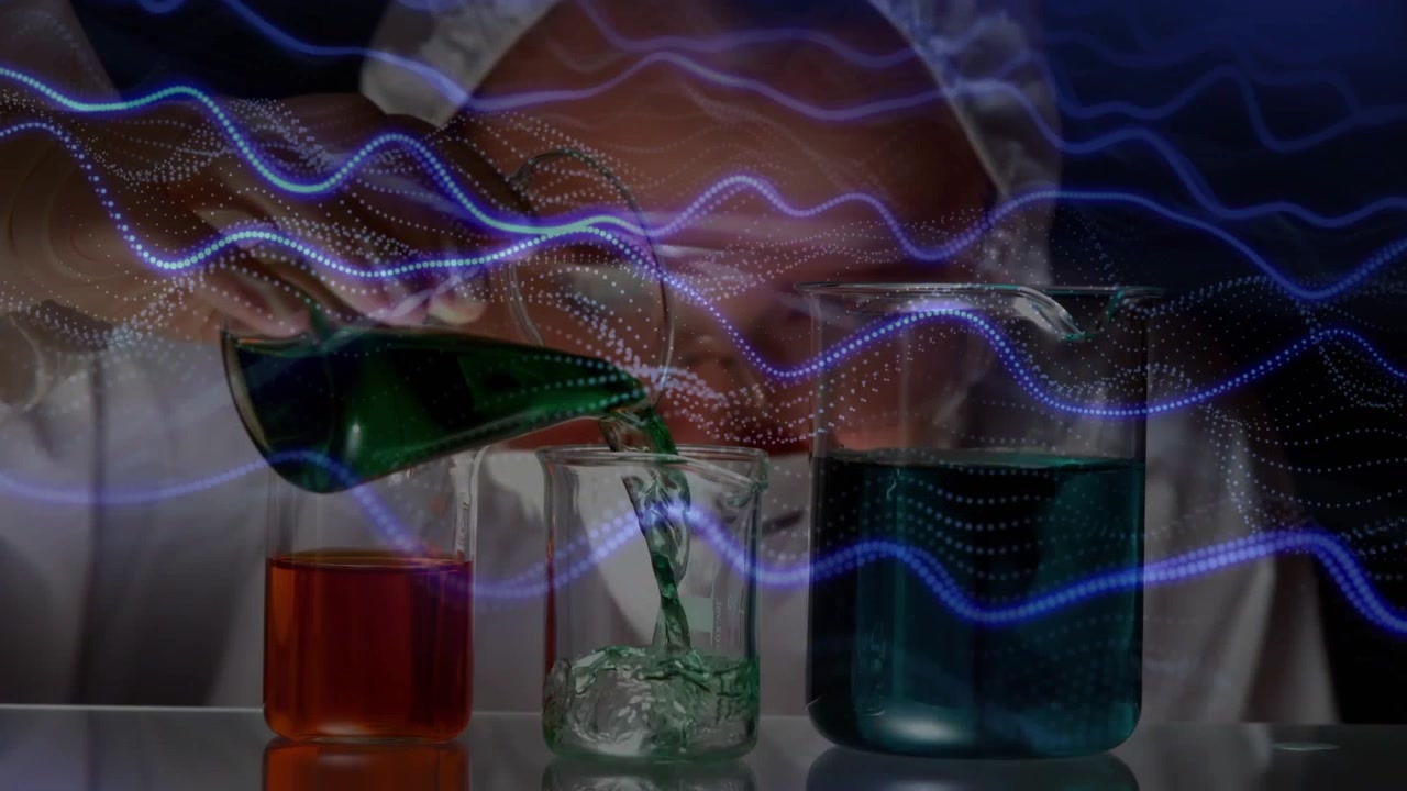 Tecnico di laboratorio che inclina un recipiente verde versando in un becher medio per misurare onde blu-violetto che si sovrappongono al vetro.