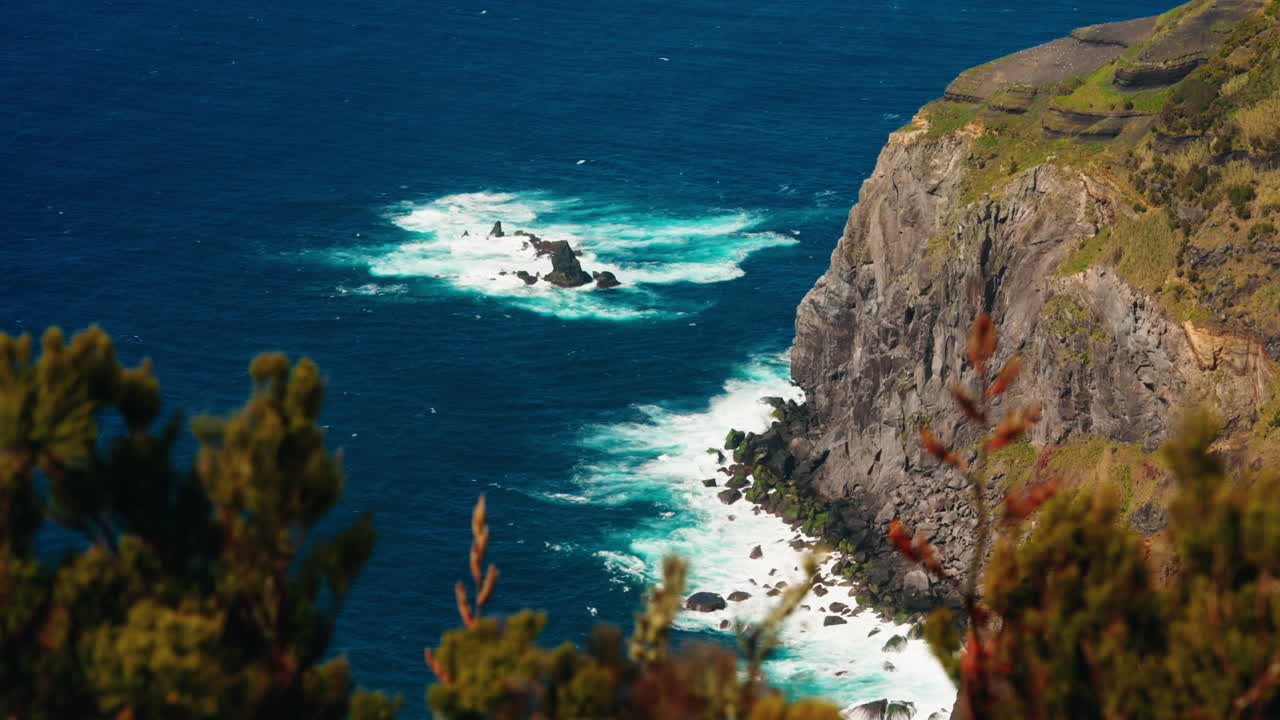 높은 시야에서 바위 해안선의 느린 움직임 광범위한  ⁇