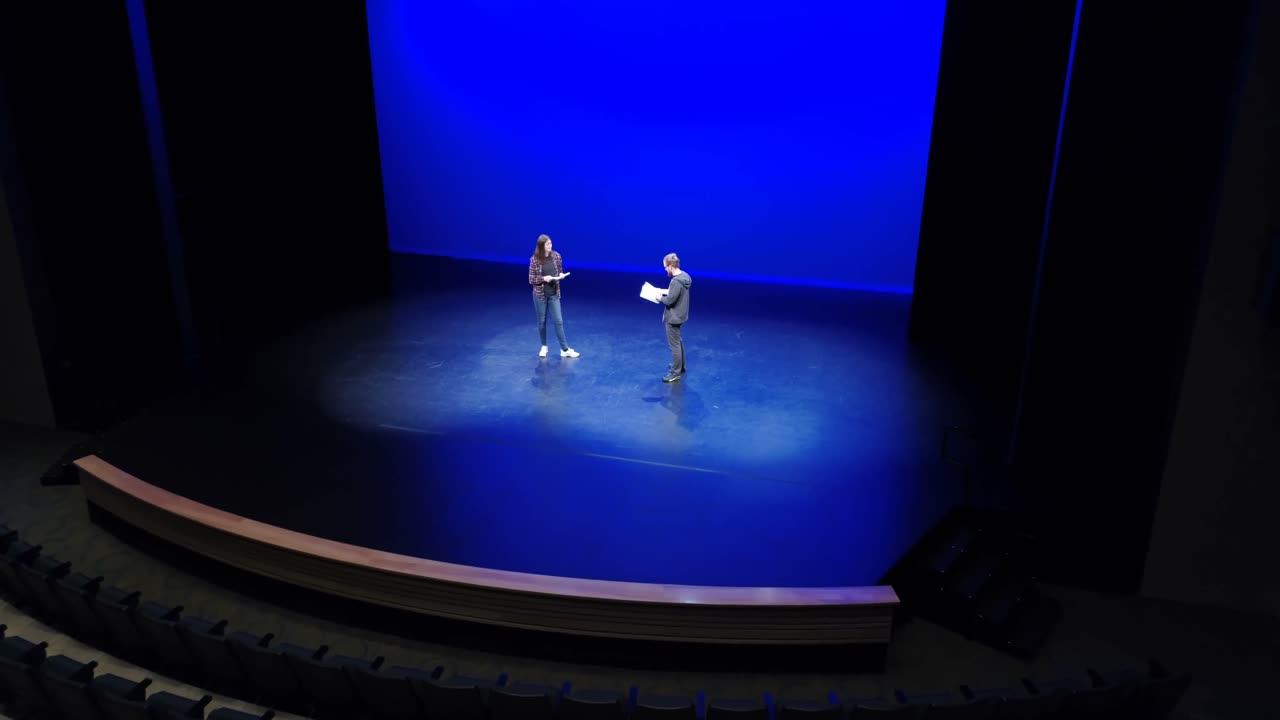 артист репетирует на сцене 4k