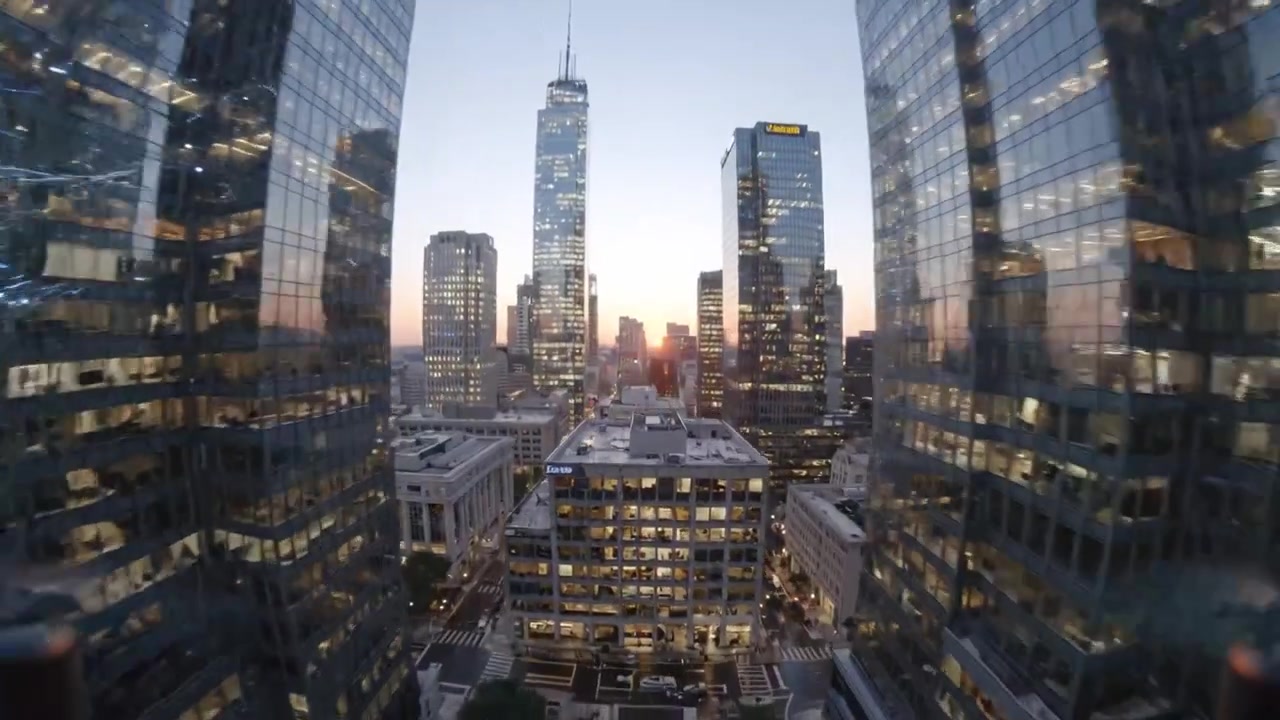 Uma Paisagem Urbana Vibrante ao Anoitecer: Edifícios Modernos e Vida Urbana Capturados em Visuais Dinâmicos com Ruas Refletoras e um Pôr do Sol Deslumbrante Sobre o Horizonte da Cidade