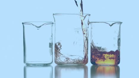 Animation-Von-Molekülen,-Die-über-Flüssigkeit-Schweben-Und-In-Laborgläser-Strömen