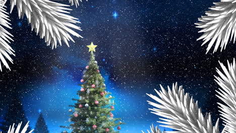 las ramas nevadas del árbol de navidad bajo el cielo estrellado celebran la temporada festiva.