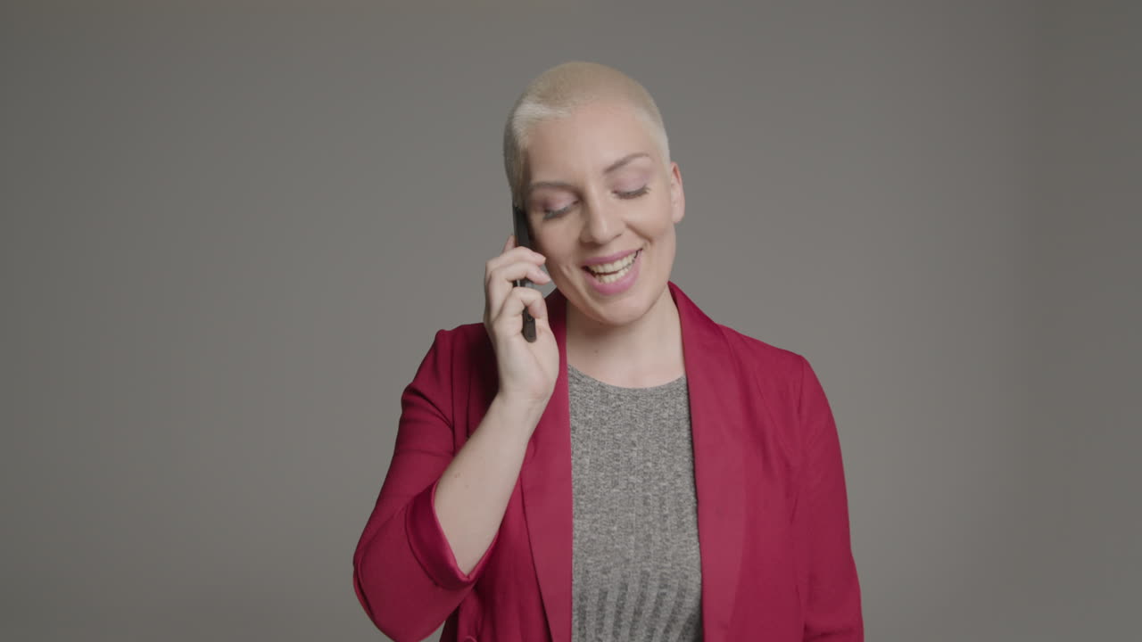 modello femminile che parla sullo smartphone durante il ritratto in studio 06