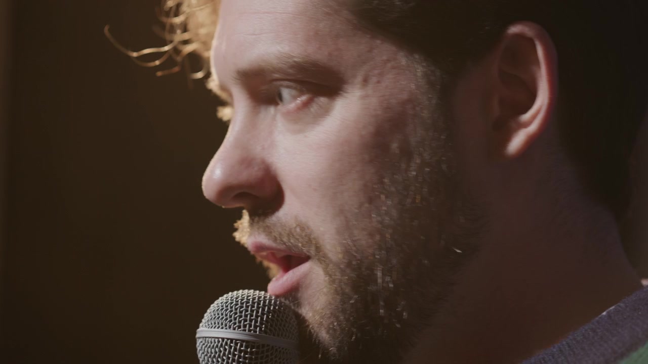 Nærbillede af standupkomiker, der holder tale på scenen