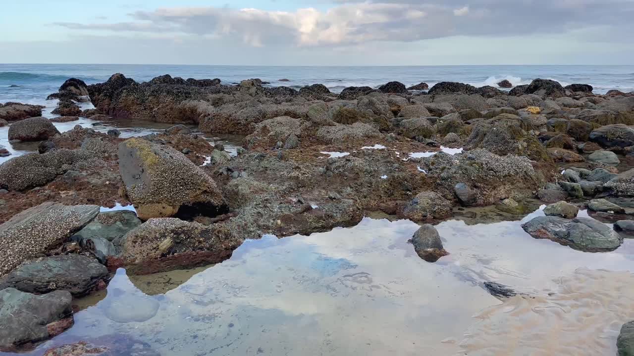 una hermosa playa en dana point, california