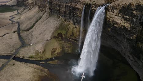 Island-Wasserfall-Seljalandsfoss-Luftdrohne-In-Zeitlupe-4.mp4