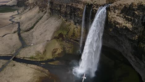 islandia cascada seljalandsfoss drone aéreo en cámara lenta 4.mp4