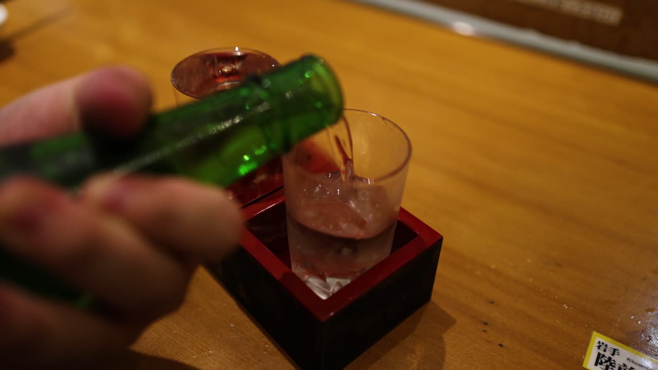 사케가 얼음 위에 부어지는 장면