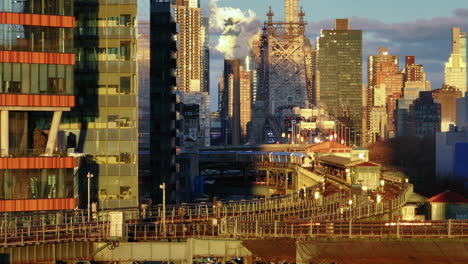 el metro cruzando el puente de queensboro al amanecer, filmado en una mañana de otoño en long island city, queens.