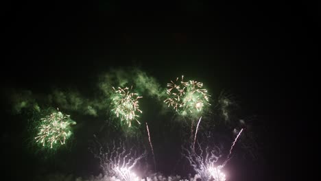 gran celebración de fuegos artificiales reales y colorida víspera de año nuevo