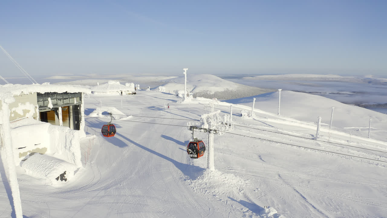 산 정상에 곤돌라 리프트가 있는 스키 리조트