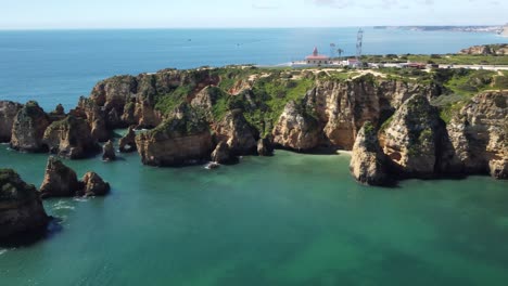 Meer,-Inseln-Und-Berge,-Schöne-Landschaft-Ist-Eine-Berühmte-Touristenattraktion-Von-Lagos,-Portugal