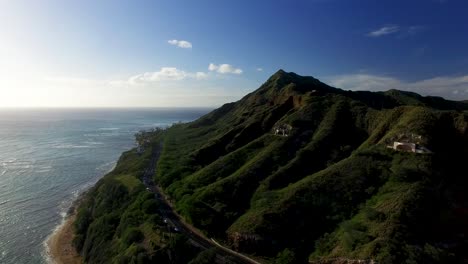 Toma-Aérea-Del-Icónico-Cráter-Cabeza-De-Diamante-En-Honolulu-Hawaii