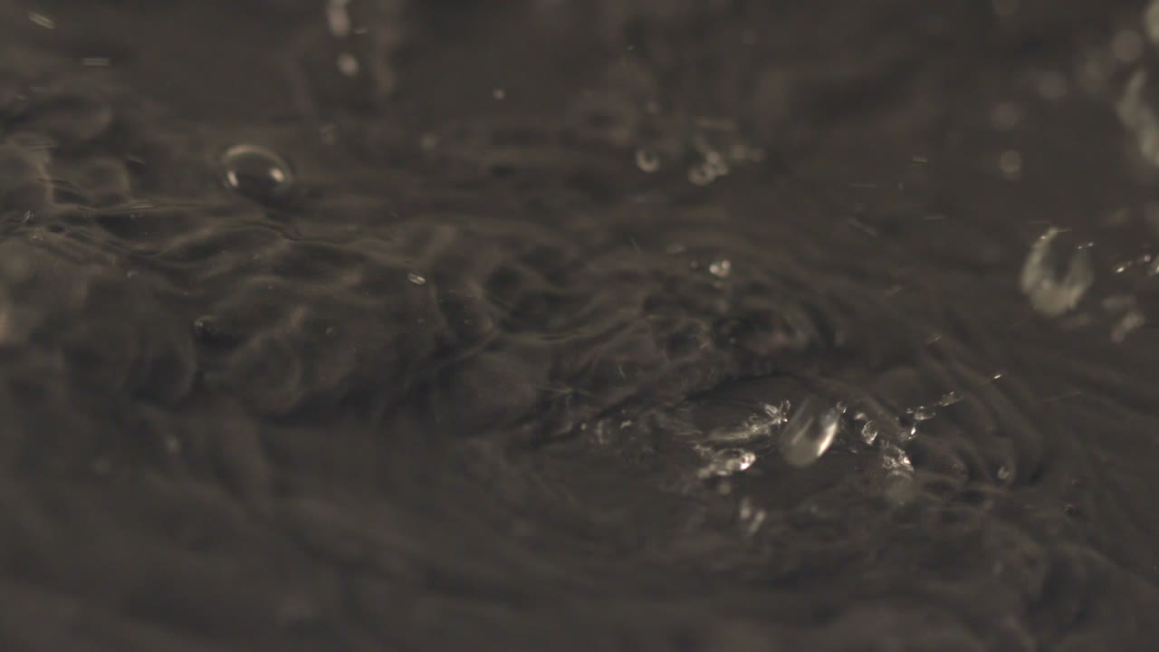 표면에 흘러내리는 은 물