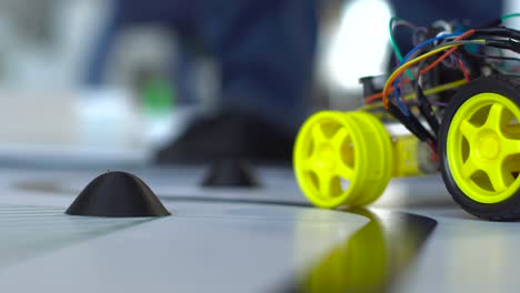 robot sobre ruedas construido por programadores en una competencia de robótica. educación de los niños