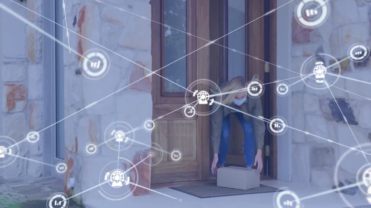 フェイスマスクをかぶった白人女性がパッケージを取るデータ処理のアニメーション