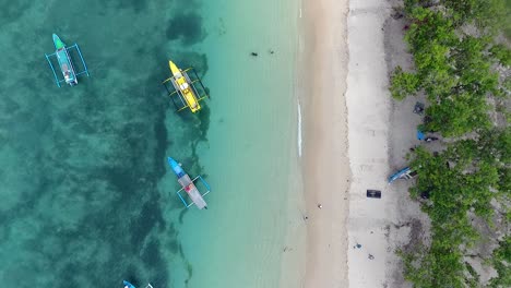 Draufsicht-Traditionelle-Boote-Am-Idyllischen-Rosa-Strand-Auf-Der-Insel-Lombok