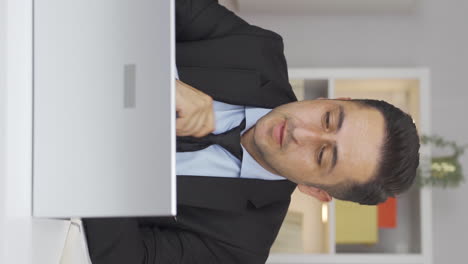 Video-Vertical-De-Un-Trabajador-De-Oficina-En-Casa-Pensando-Con-Preocupación.