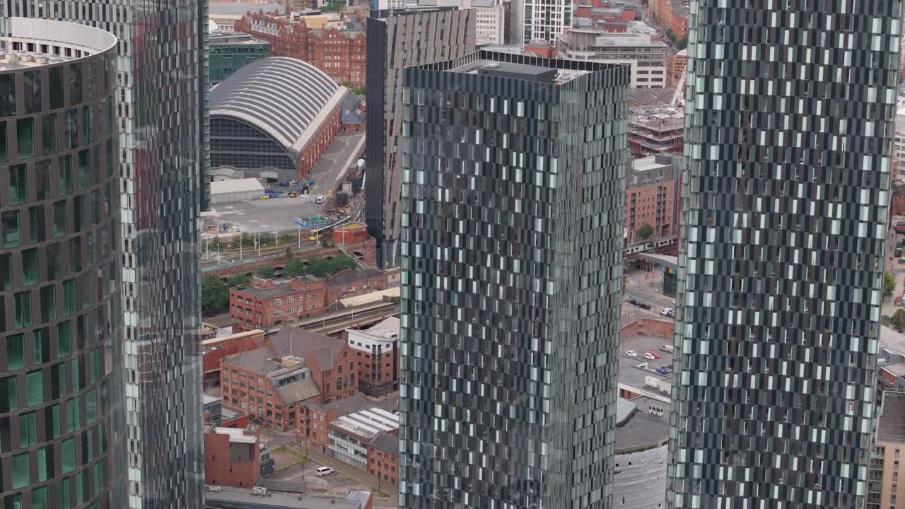 맨체스터 딘스게이트 (manchester deansgate) - 근접한 공중 도에서 볼 수 있는 동시대의 높은 기하학적 유리 초고층 건물
