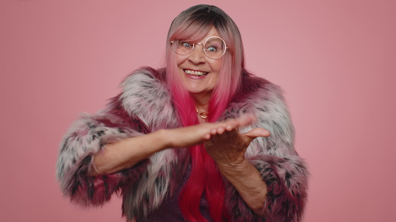 손짓으로 돈을 낭비하거나 던지는 모습을 보여주는 부자 여성은 큰 이익을 꿈꾸는 더 많은 팁을 보여줍니다