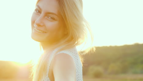 Porträt-Einer-Schönen-Jungen-Frau-Bei-Sonnenuntergang-Orangefarbenes-Licht-Hebt-Ihr-Haar-Hinten-Hervor