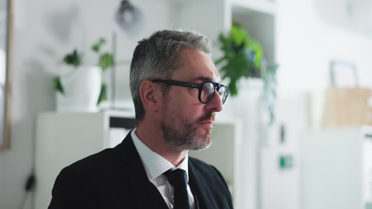 hombre de negocios pensando en la oficina