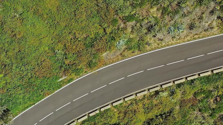 Esplorando le tortuose strade di Tenerife, Spagna, durante le ore diurne