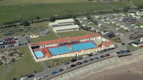 Una-Vista-Aérea-De-La-Piscina-Exterior-De-Stonehaven-En-Una-Soleada-Tarde-De-Verano,-Aberdeenshire,-Escocia,-Reino-Unido