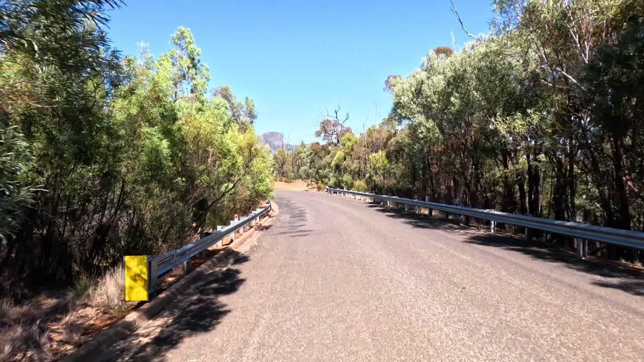 오스트레일리아 의 숲 을 가로질러 운전 하는 것