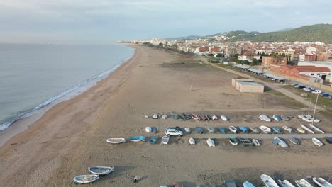 Vista-Aérea-De-La-Playa-De-Malgrat-De-Mar-En-El-Maresme-De-Barcelona-Barcos-De-Pescadores-En-La-Arena