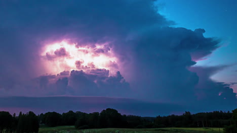 el lapso de tiempo de la raya de relámpagos de una nube de tormenta eléctrica que golpea por la noche, el rayo golpea la tormenta eléctrica sobre el cielo al atardecer