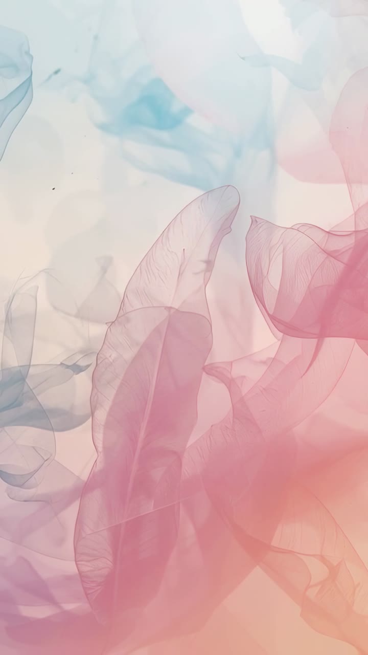 Video verticale: tintura che si espande, veli che fluttuano su una sfumatura che mostra rosa caldo e blu con macchioline scure.