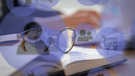 animación de iconos tecnológicos sobre gafas y libro abierto