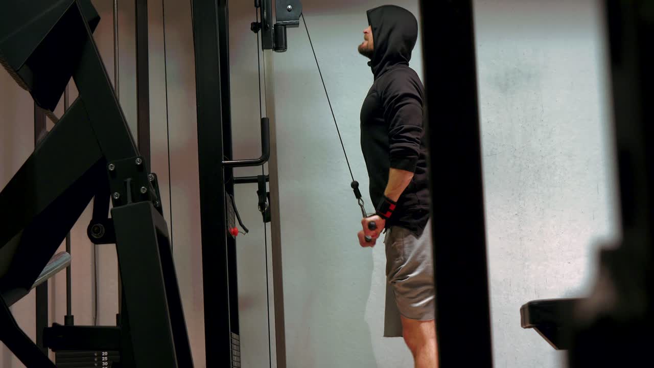 entrenamiento de tríceps de culturista en el gimnasio, profundidad de campo cinematográfica