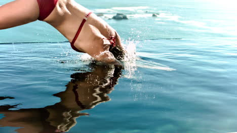 Mujer-Sumergiéndose-En-El-Agua-En-Cámara-Lenta