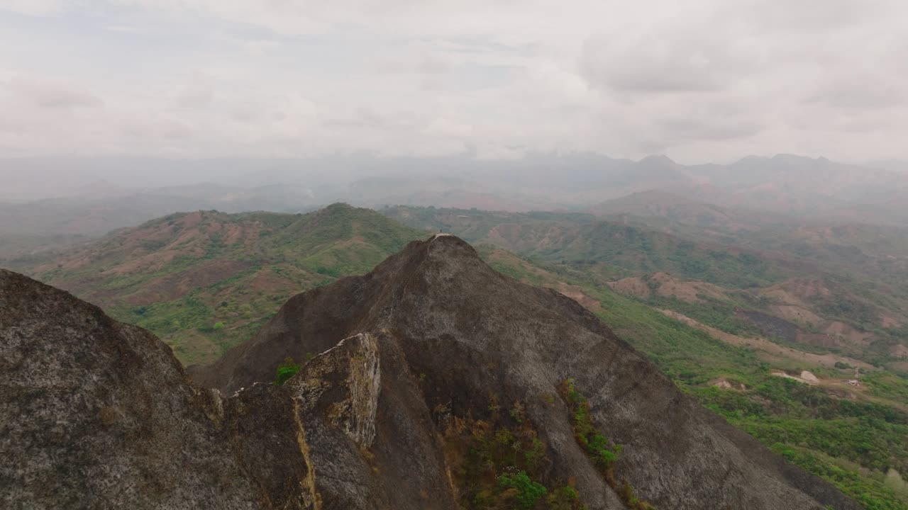 Penerbangan di atas Bukit Curam di Panama, Los Picachos