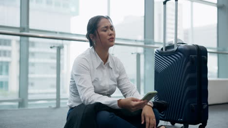 Mujer,-Teléfono-Y-Tiempo-De-Retraso-En-Un-Aeropuerto.