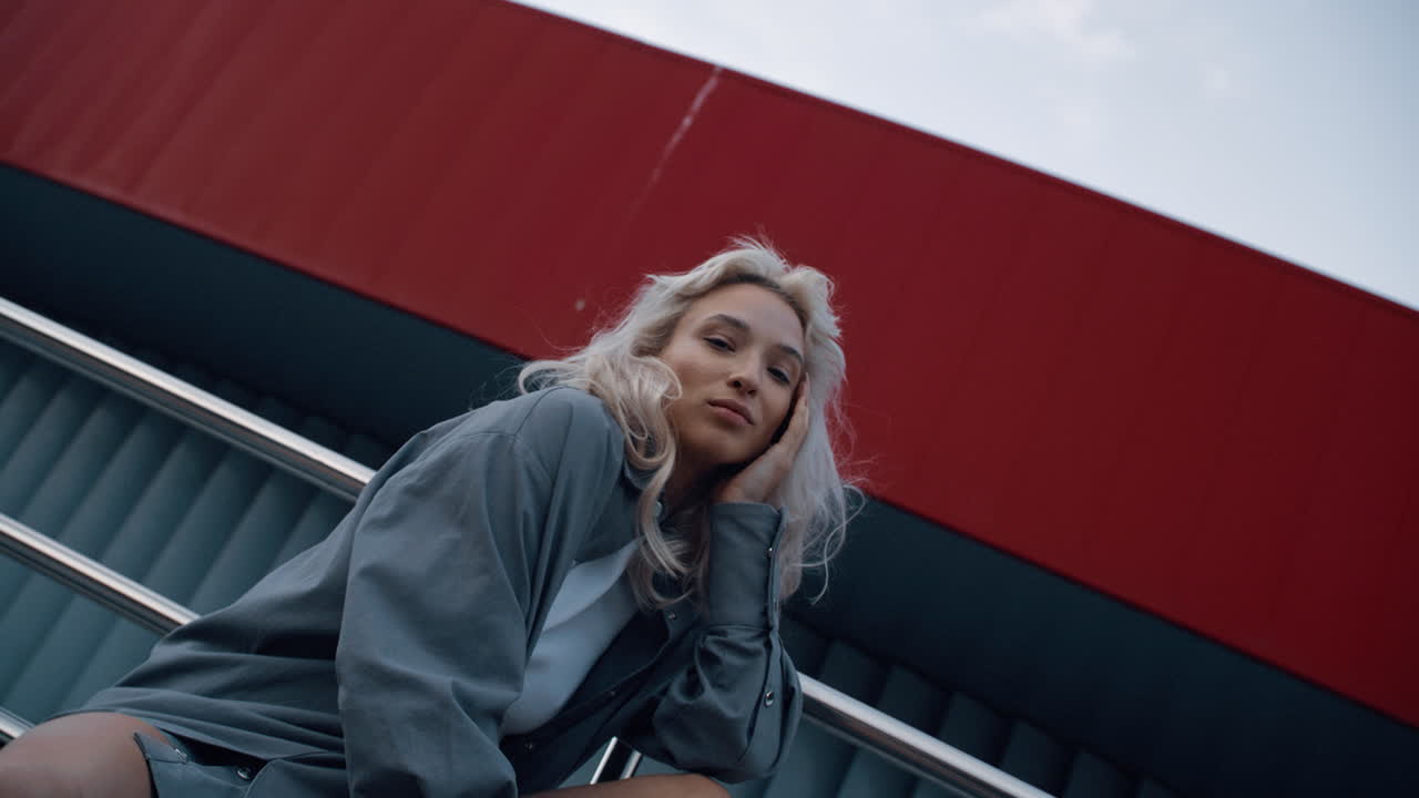 красивая женщина позирует на улице городской моды в центре города.