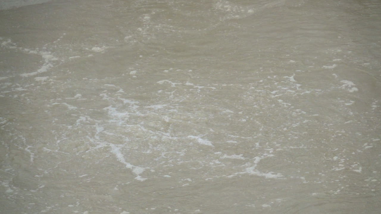 el agua calentada geotérmicamente se agita en la "sopa primordial" de una fuente termal