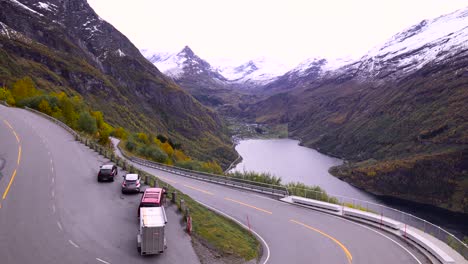 camiones parados estacionados al costado de una carretera que sube a la montaña, hermosos paisajes montañosos y fluviales