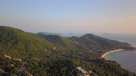 4K-Drohne-Aus-Der-Luft,-Push-Forward-Aufnahme-Des-Salatstrandes-Auf-Koh-Phangan-In-Thailand-Mit-Fischerbooten,-Knickentenwasser,-Korallen-Und-Grünen-Dschungeln