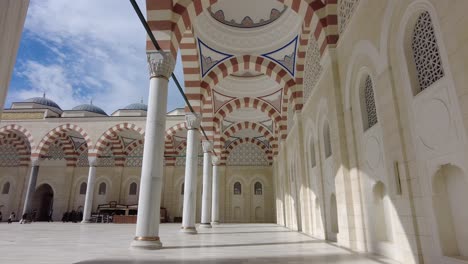 el interior de una hermosa mezquita