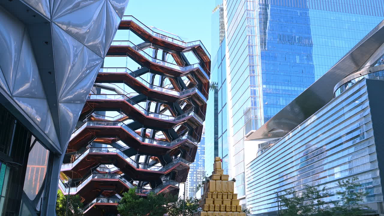 Nova York, EUA, 8 de julho de 2025: pessoas caminham perto da Vessel Sculpture em Manhattan, Nova York, EUA. Vista de baixo da famosa atração turística da metrópole.