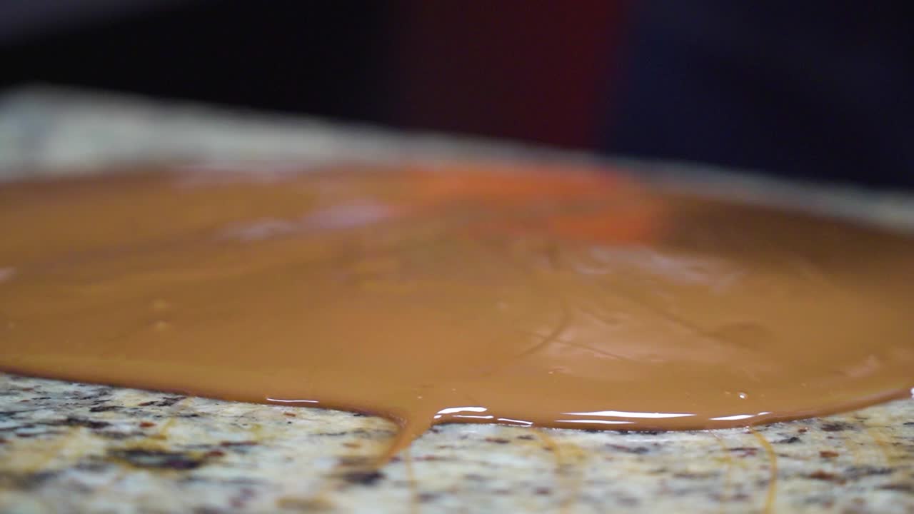 primer plano del chocolate que se está extendiendo con una espátula durante la preparación