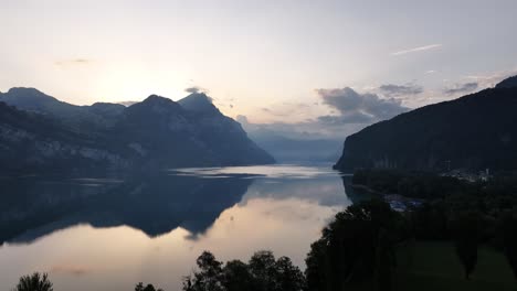 uma noite serena sobre o lago walensee, com águas calmas refletindo as montanhas próximas em wessen e amden em canton st.