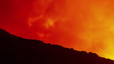 las llamas furiosas del bosque el fuego salvaje por la noche quema árboles y montañas