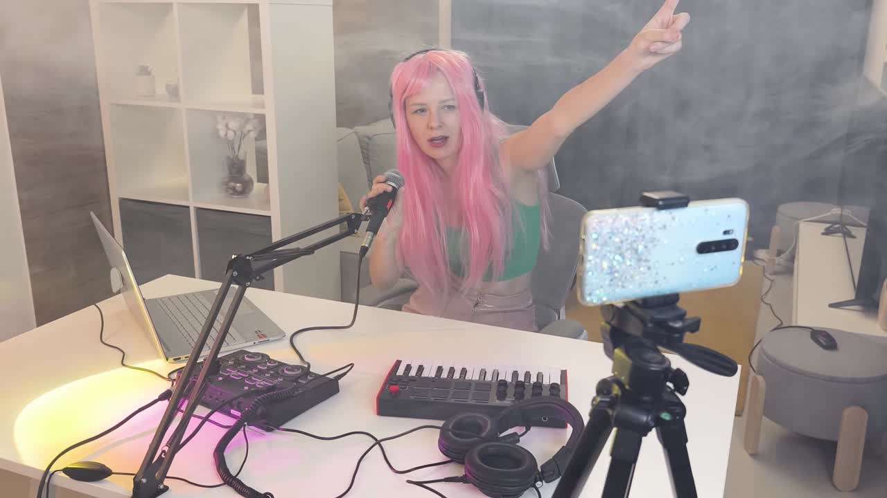 여성 스트리밍 음악 제작 세션