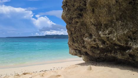 Playa-Vacía-Con-Arena-Blanca-Y-Roca-En-Una-Exótica-Isla-Tropical-Y-Agua-De-Mar-Turquesa-A-60-Fps