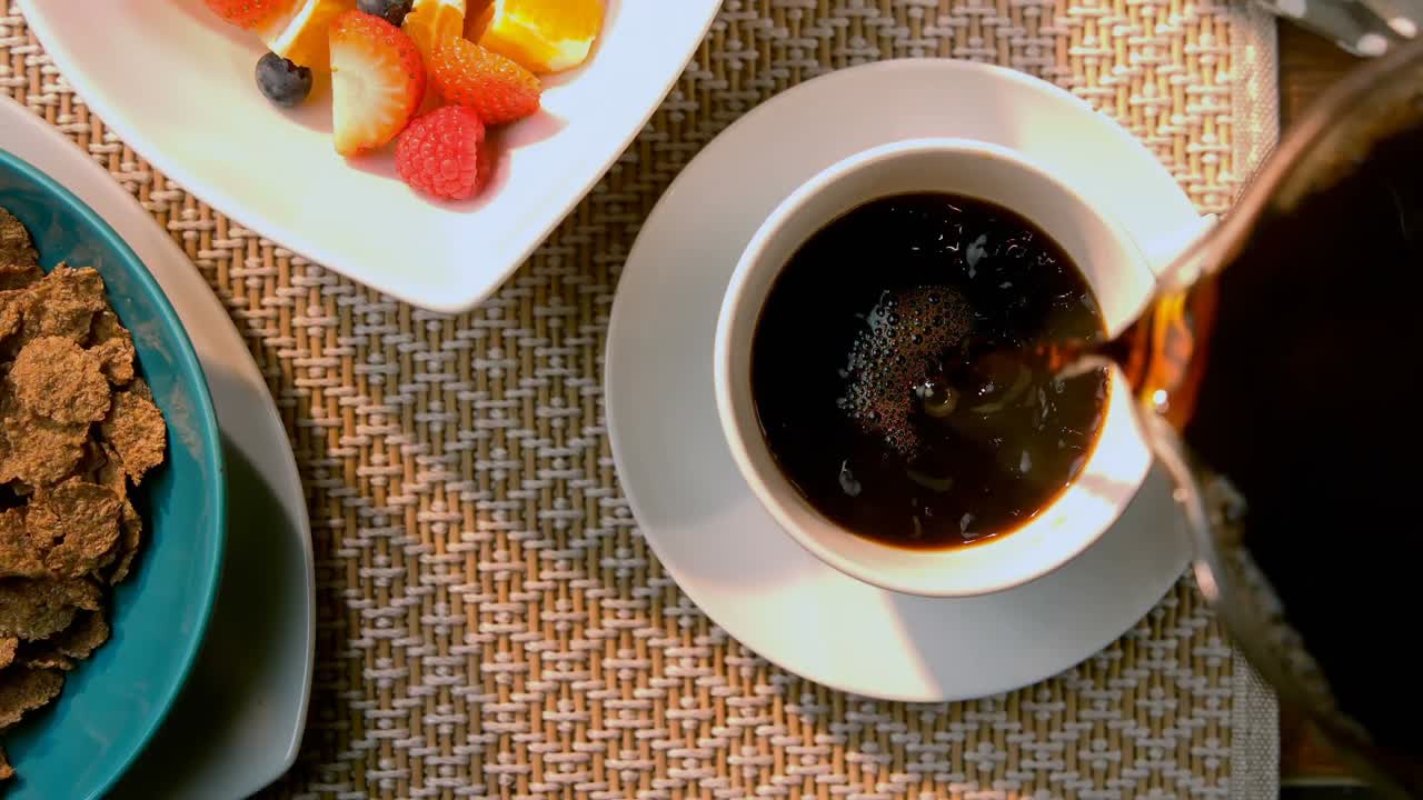 커피 컵에 커피를  ⁇ 우는 4k