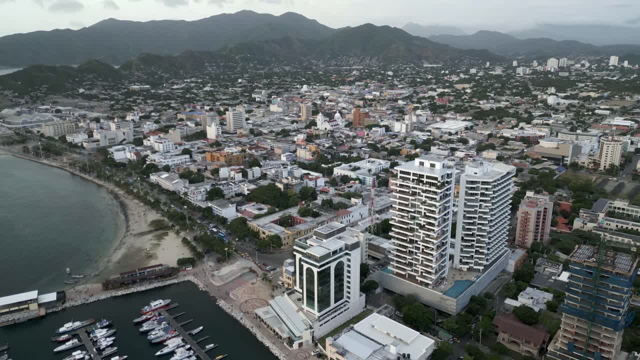 puerto deportivo de la ciudad de santa marta aérea, colombia, rompeolas y paisaje urbano horizonte montaña sierra nevada y hotel de lujo en el rodadero, vista aérea de veleros